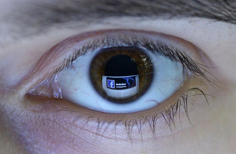 Отражение страницы социальной сети Facebook в глазу