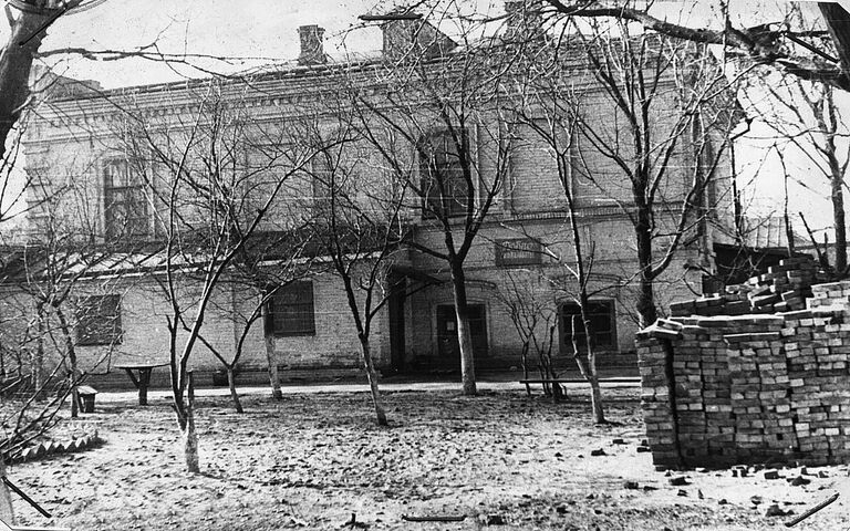 Здание ейского детского дома, воспитанников которого казнили эсэсовцы 9 октября 1942 года