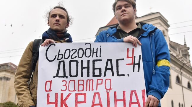 Участники акции Нет Капитуляции против согласования Киевом формулы Штайнмайера по урегулированию в Донбассе на площади Независимости в Киеве