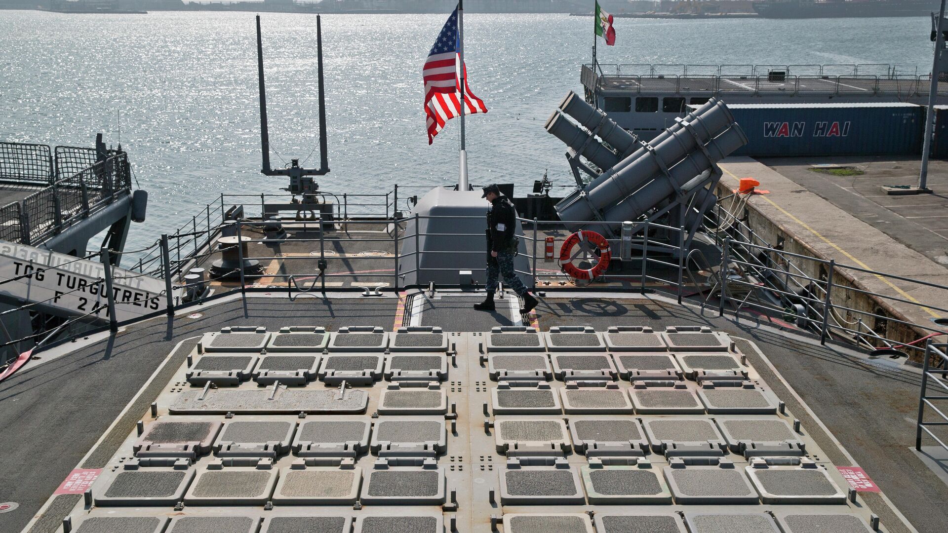 Солдат морской пехоты США на палубе военного корабля USS Vicksburg в черноморском порту Констанца в Румынии - РИА Новости, 1920, 10.12.2020