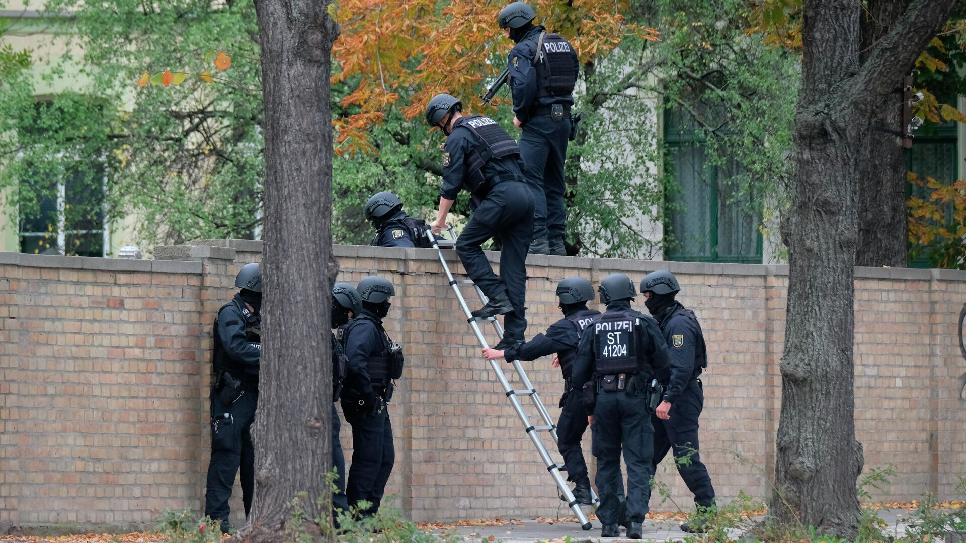 Сотрудники полиции на месте стрельбы в городе Галле, Германия. 9 октября 2019 - РИА Новости, 1920, 22.12.2020