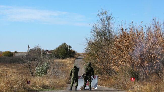 Представители ДНР в селе Петровское в Донецкой области