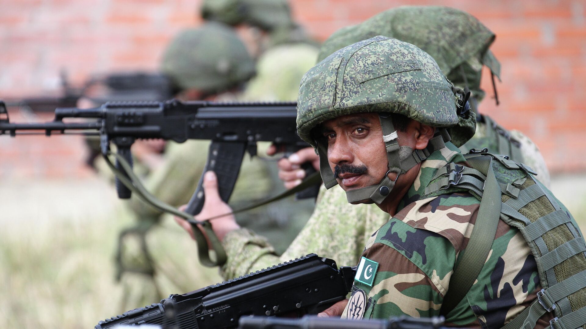 Военнослужащие на этапе совместной учебной контртеррористической операции в условиях населённого пункта во время международных учений Дружба-2019 - РИА Новости, 1920, 23.08.2021