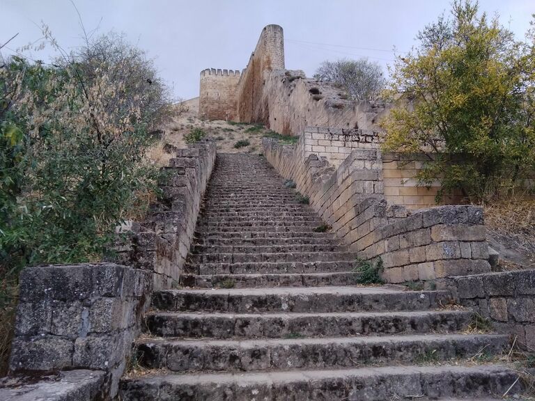 Лестница к крепости Нарын-Кала