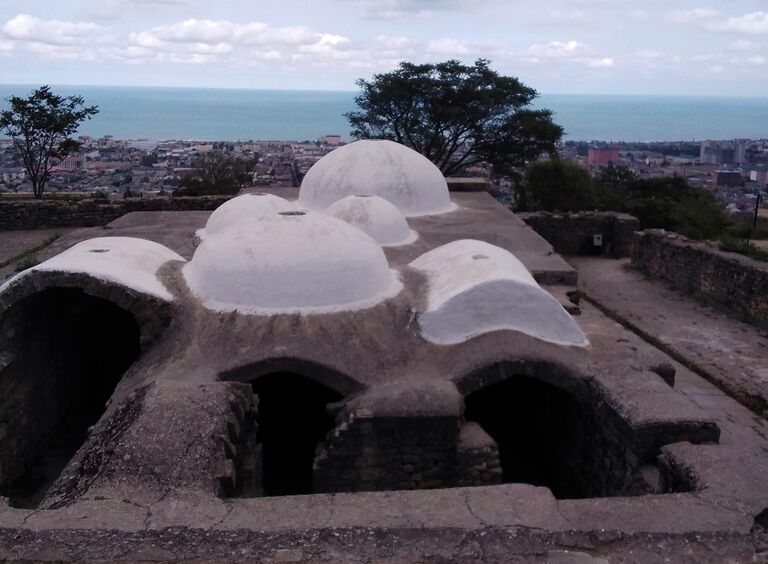 Место внутри крепости Нарын-Кала, где, возможно, находился первый христианский храм на территории современной России