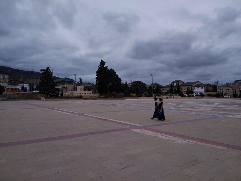 Площадь Свободы в Дербенте, где до 1938 года находился Собор Георгия Победоносца. На заднем плане – памятник В.И. Ленину