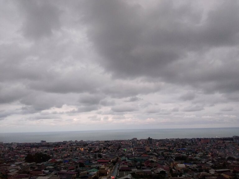 Вид на вечерний Дербент и Каспийское море из крепости Нарын-Кала