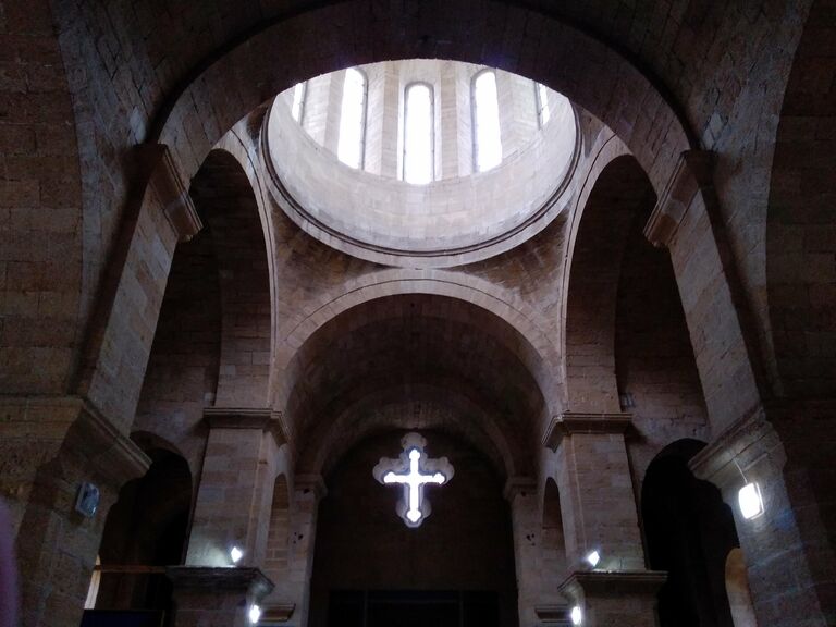 Внутри Армянской церкви Святого Всеспасителя, в котором сейчас работает Музей ковров и декоративно-прикладного искусства