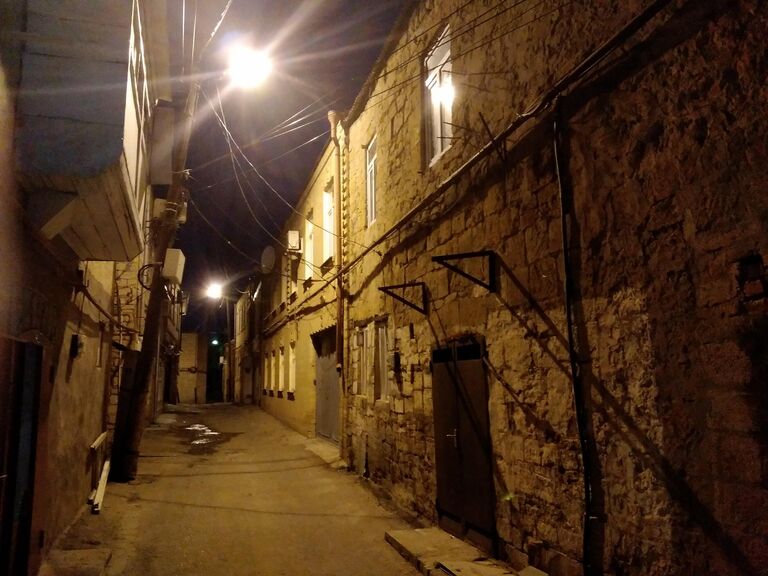 Улица старого Дербента поздним вечером