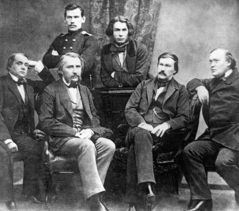 Сотрудники литературного и общественно-политического журнала Современник. Сидят (слева направо): И. Гончаров, И. Тургенев. Стоит слева Л. Толстой 