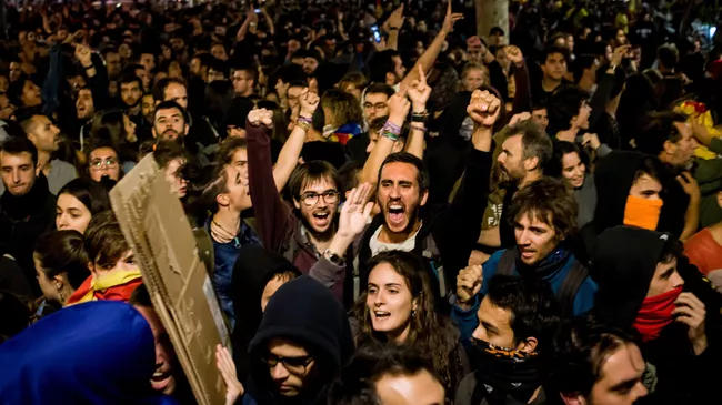 Участники акции протеста на одной из улиц Барселоны. 15 октября 2019