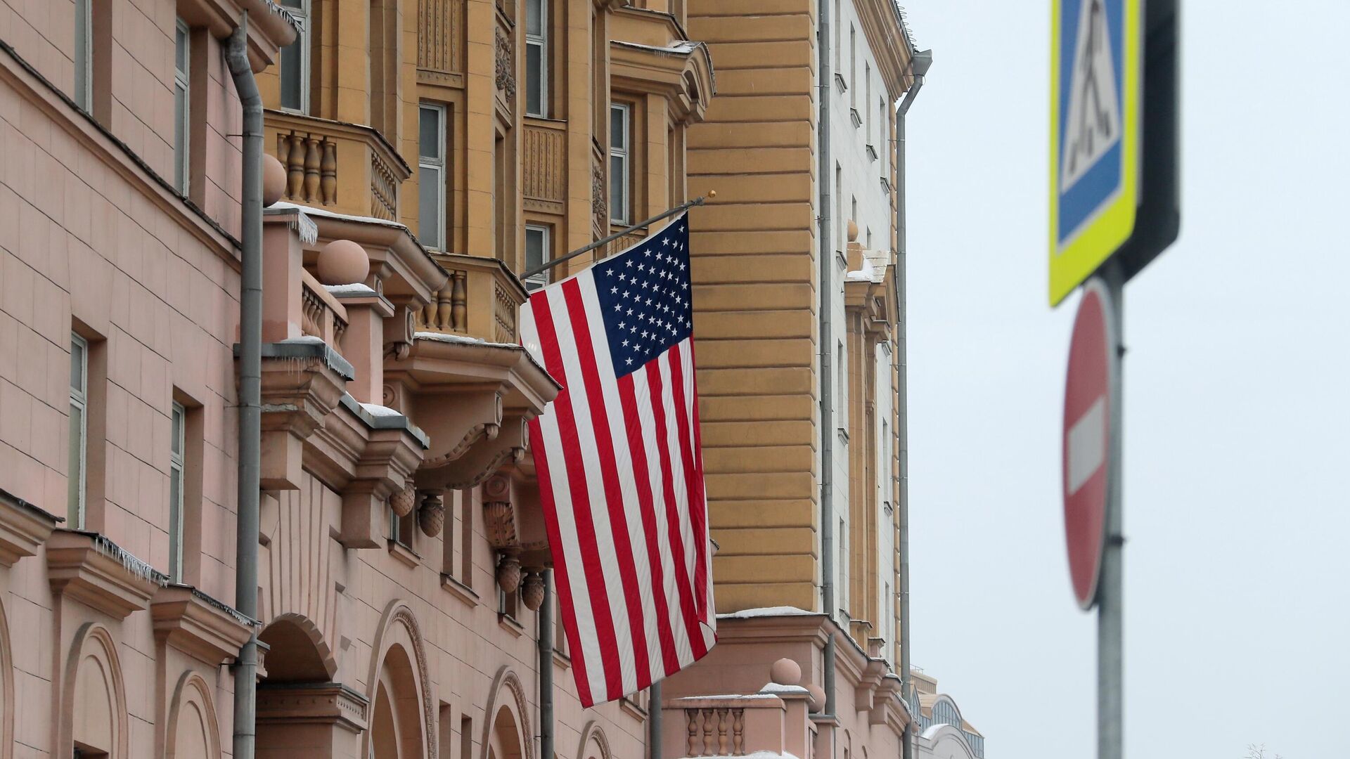 Флаг США на здании посольства  - РИА Новости, 1920, 22.06.2022