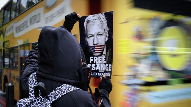 Участник акции против преследования основателя Wikileaks Джулиана Ассанжа в Лондоне