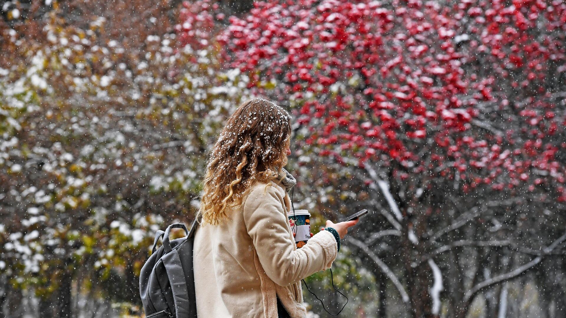 Девушка в Первомайском сквере Новосибирска - РИА Новости, 1920, 12.10.2020