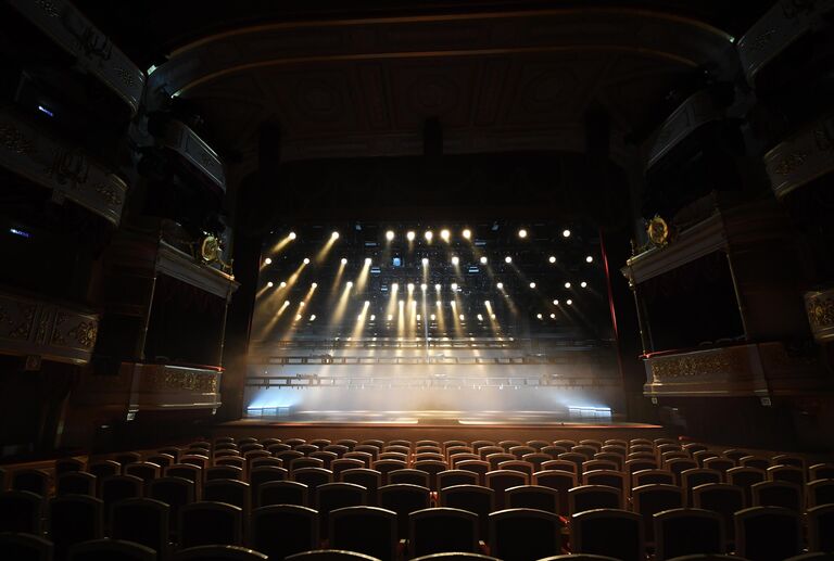 Сцена и зрительный зал Малого театра в Москве