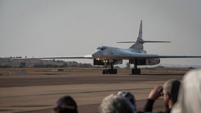 Посадка одного из двух российских бомбардировщиков Ту-160 на военной базе в Претории, Южная Африка 