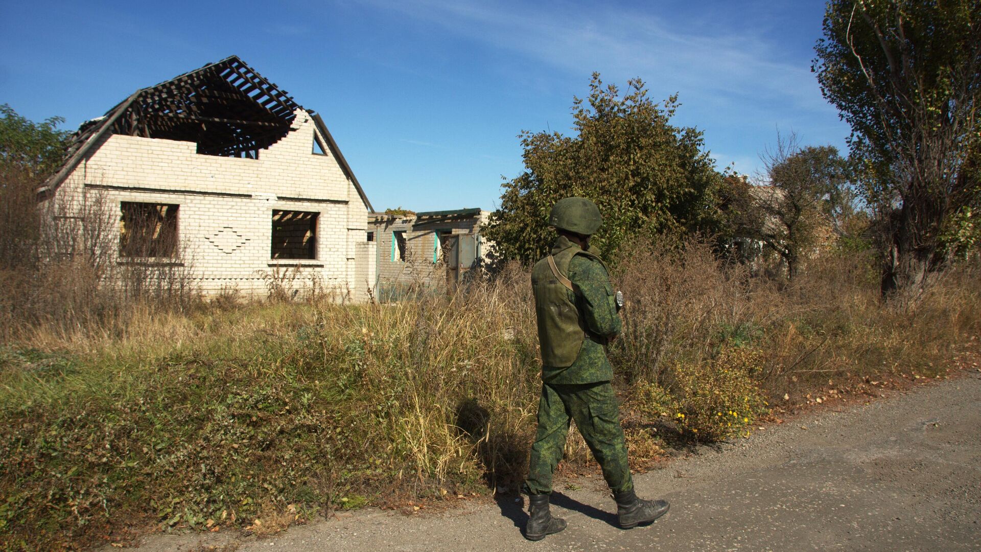 Военнослужащий ЛНР на линии соприкосновения в Луганской области - РИА Новости, 1920, 11.06.2021