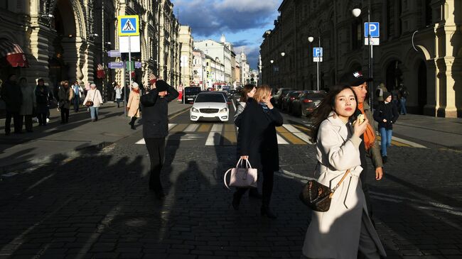 Прохожие на улице Ильинка в Москве