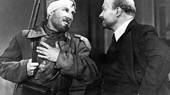 Кадр из фильма 1938 года Человек с ружьем режиссера Сергея Юткевича 