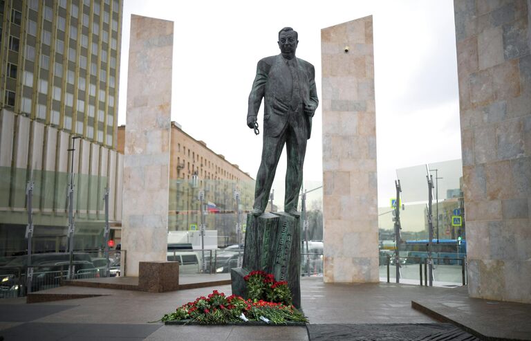 Памятник государственному деятелю, политику Евгению Примакову в Москве