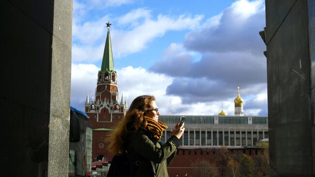 Девушка гуляет в Александровском саду в Москве