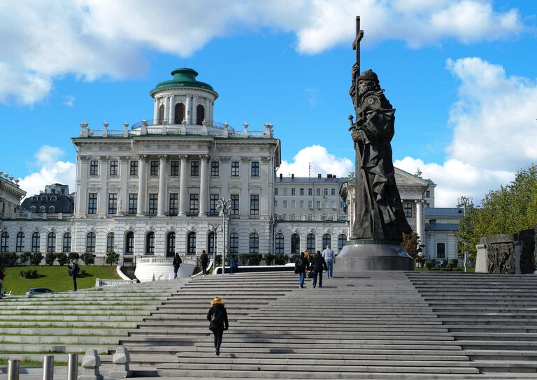 Памятник князю Владимиру на Боровицком холме в Москве