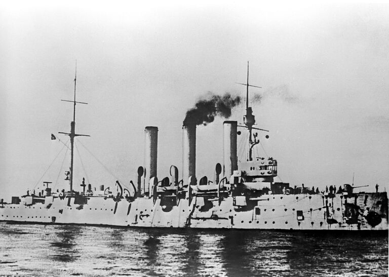 Крейсер Аврора в октябрьские дни 1917 года. Петроград