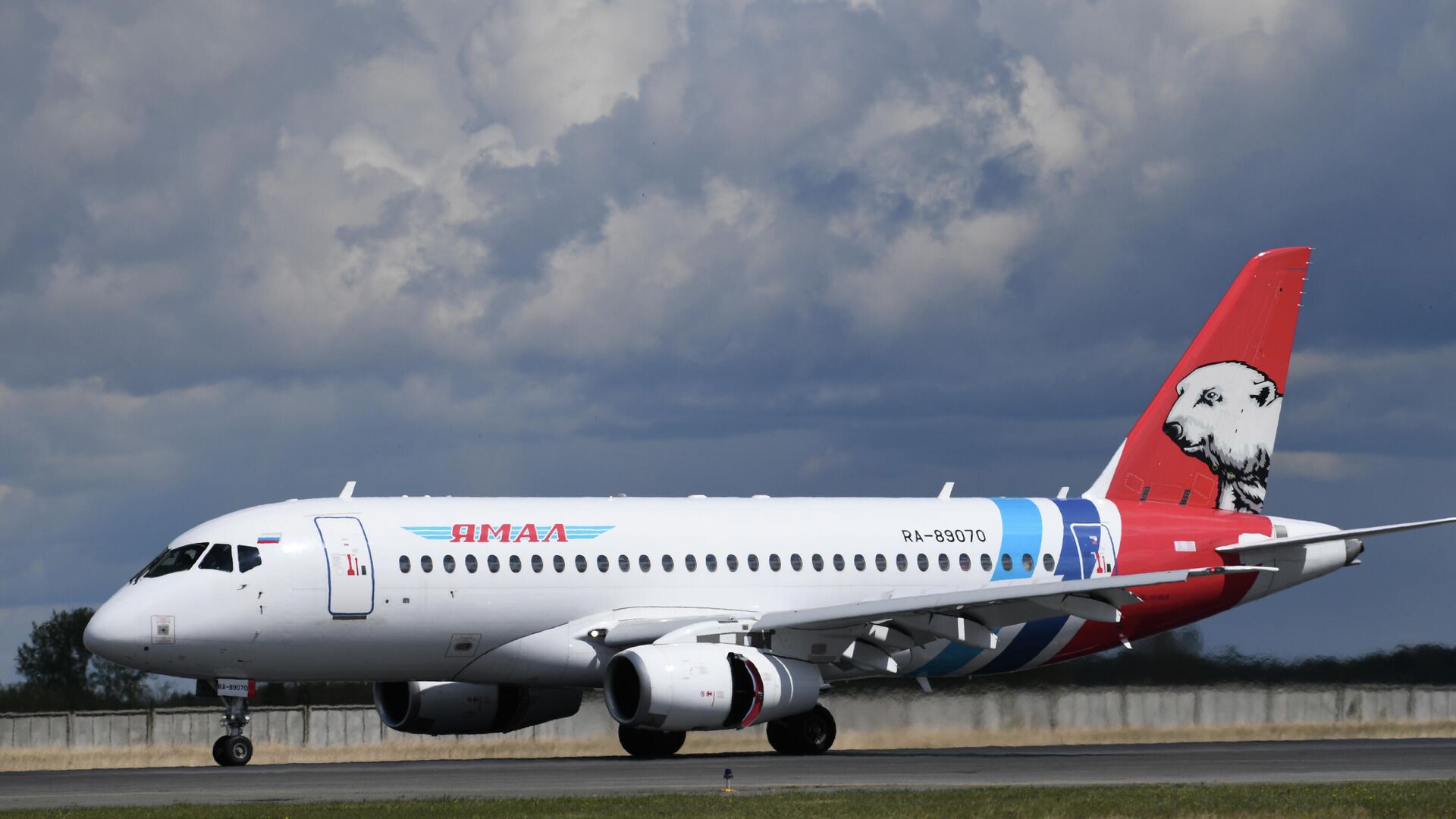 Самолет Sukhoi Superjet-100 авиакомпании Ямал. Архивное фото - РИА Новости, 1920, 01.04.2024