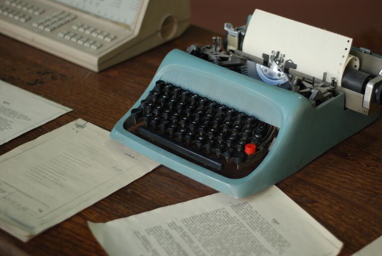 Старая печатная машинка в музее посольства США в Тегеране