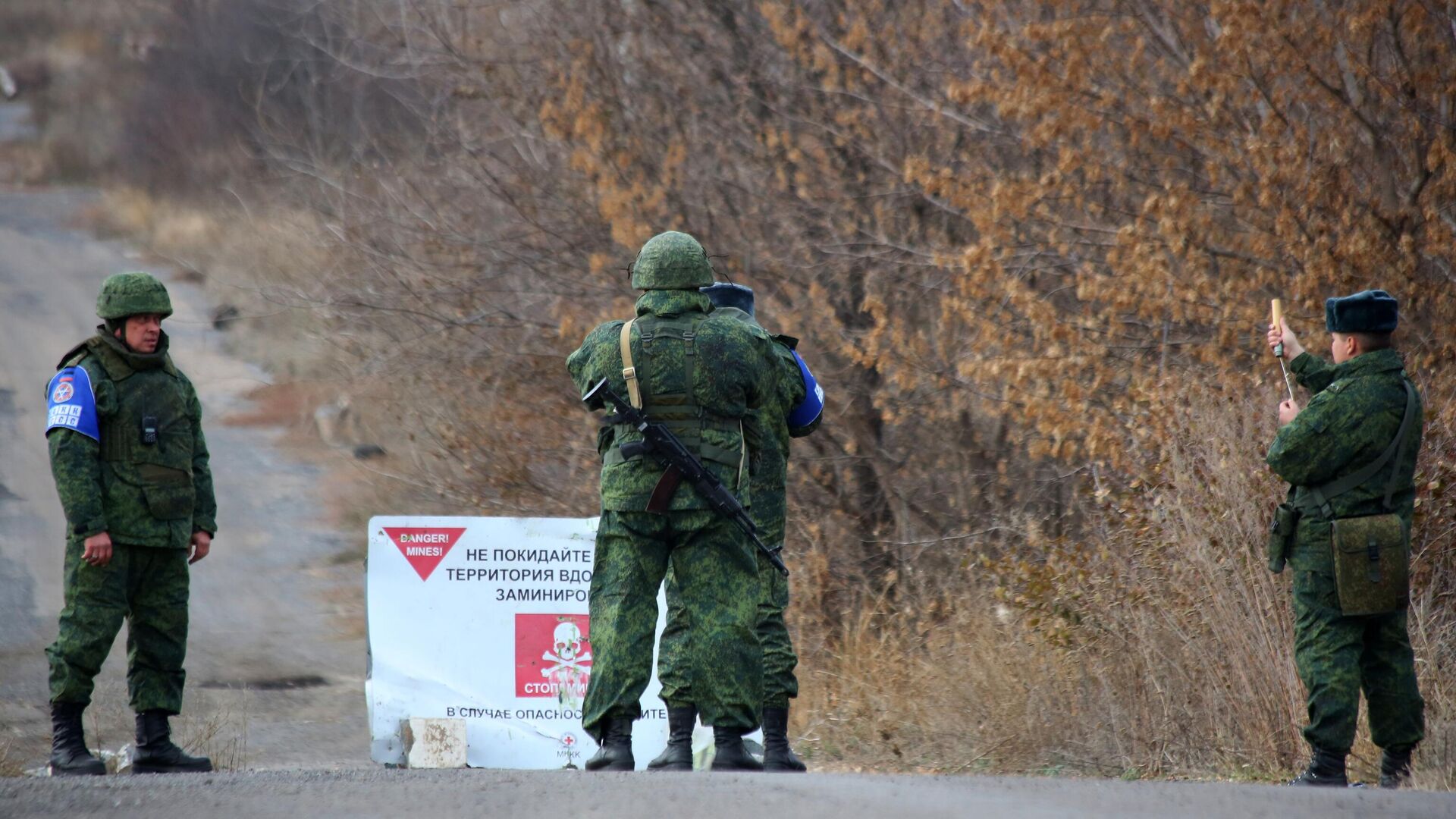 Наблюдатели ОБСЕ и члены СЦКК в селе Петровское в Донецкой области, где должен состояться отвод сил бойцов подразделений ДНР - РИА Новости, 1920, 20.11.2021