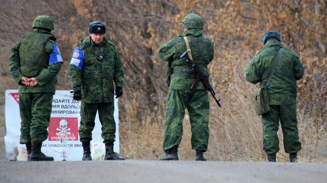 Члены  СЦКК в селе Петровское в Донецкой области, где должен состояться отвод сил бойцов подразделений  ДНР 