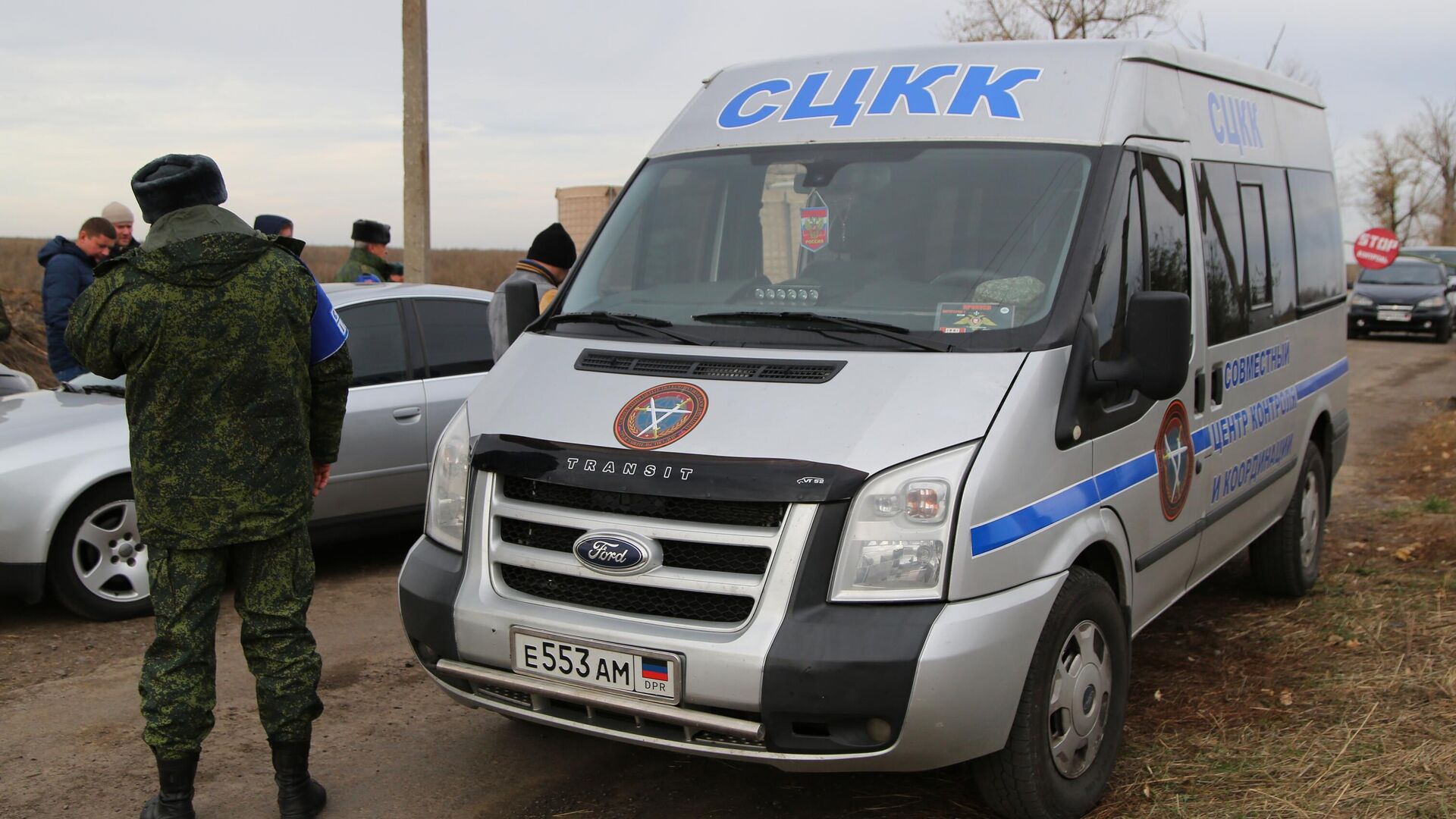 Автомобиль СЦКК в селе Петровское в Донецкой области, где должен состояться отвод сил бойцов подразделений ДНР  - РИА Новости, 1920, 28.07.2020