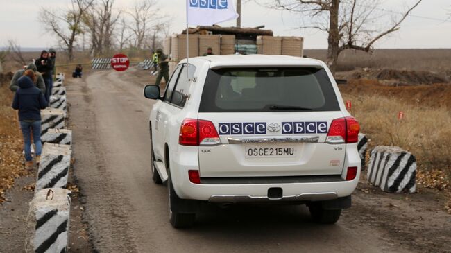 Автомобили специальной мониторинговой миссии ОБСЕ в селе Петровское в Донецкой области, где должен состояться отвод сил бойцов подразделений  ДНР