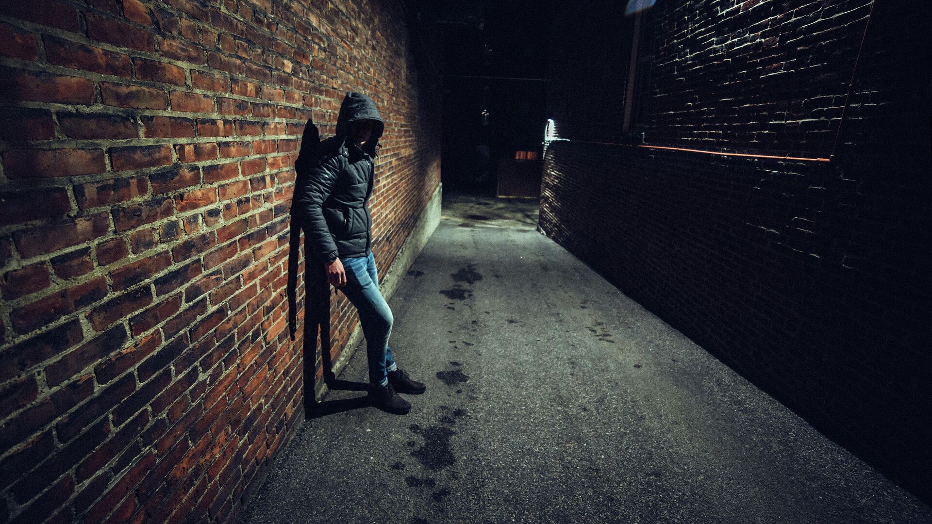 Подозрительный человек в темном переулке - РИА Новости, 1920, 24.12.2025