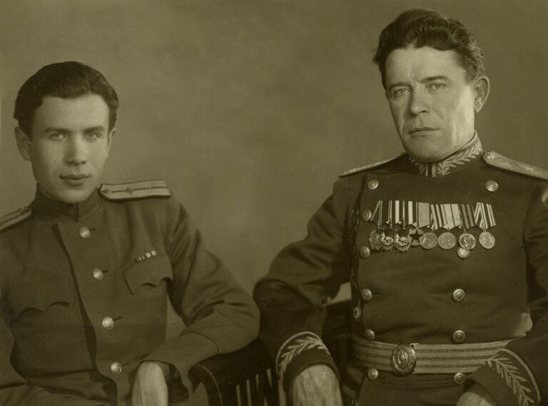 Полковник в отставке Виталий Коротков в 1945 году (слева) с отцом Виктором Коротковым (справа) в Тбилиси Полковник в отставке Виталий Коротков в 1945 году (слева) с отцом Виктором Коротковым (справа) в Тбилиси
