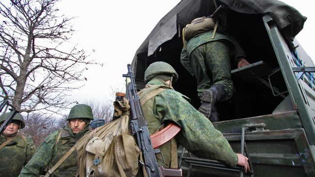 Военнослужащие Народной милиции ДНР покидают свои позиции у села Петровского