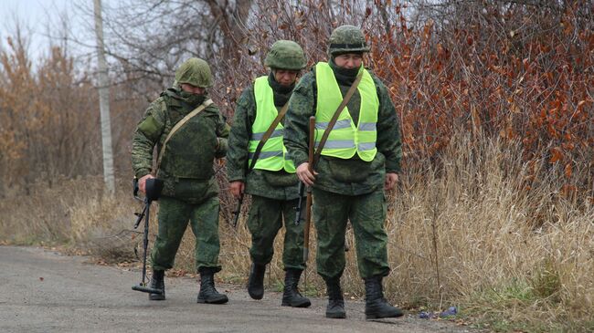 Саперы Народной милиции ДНР перед началом отвода подразделений из участка возле села Петровское