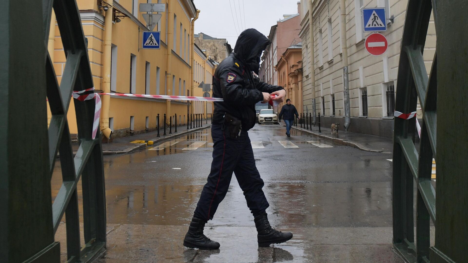 Сотрудник правоохранительных органов огораживает территорию на время следственных действий в Санкт-Петербурге - РИА Новости, 1920, 19.02.2021