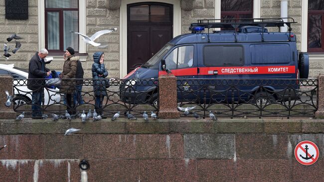 Автомобиль Следственного комитета России у дома на набережной реки Мойка в Санкт-Петербурге, где проживал историк, специалист по военной истории Франции, кандидат исторических наук Олег Соколов