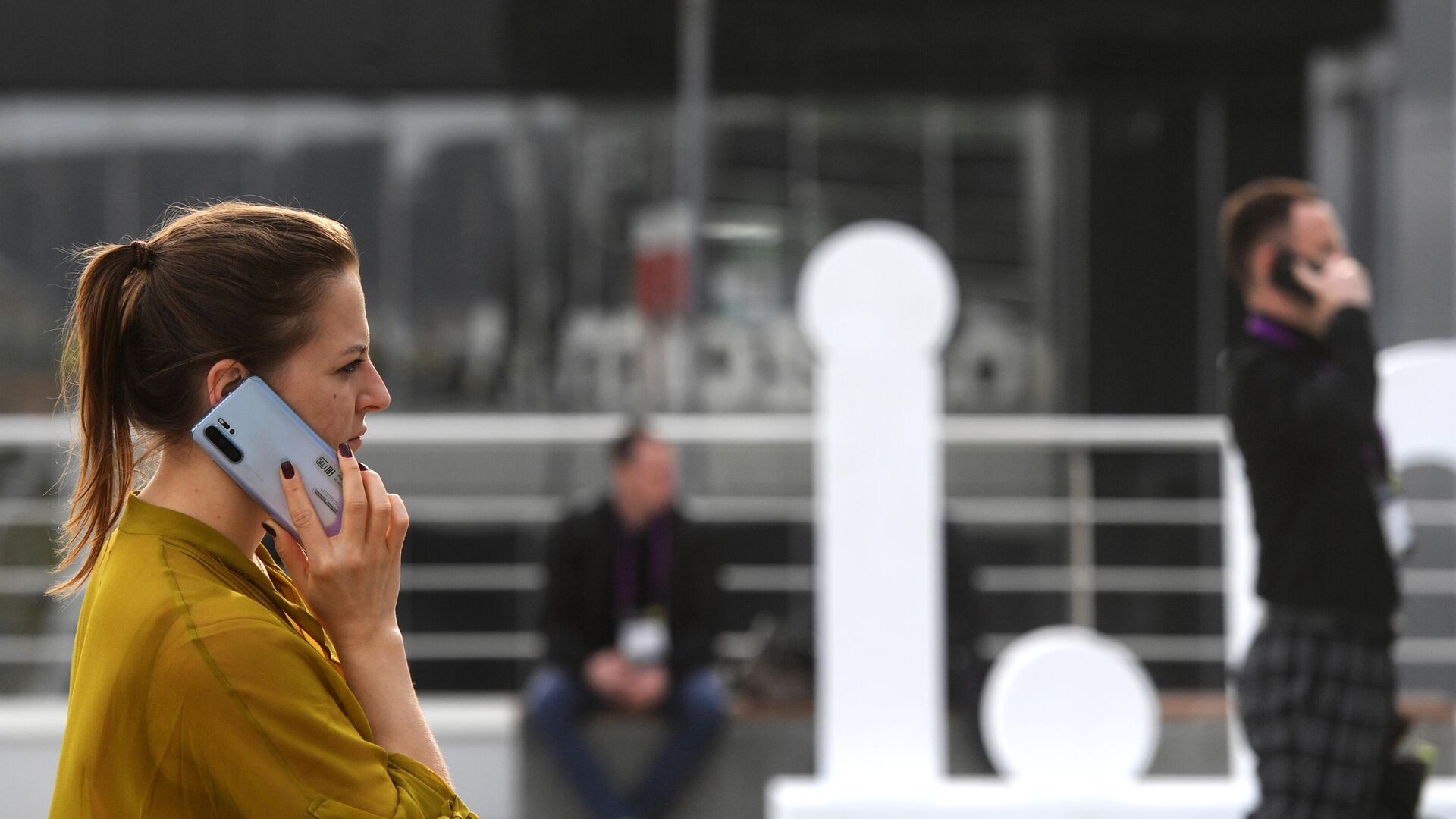 Девушка разговаривает по мобильному телефону - РИА Новости, 1920, 17.09.2020