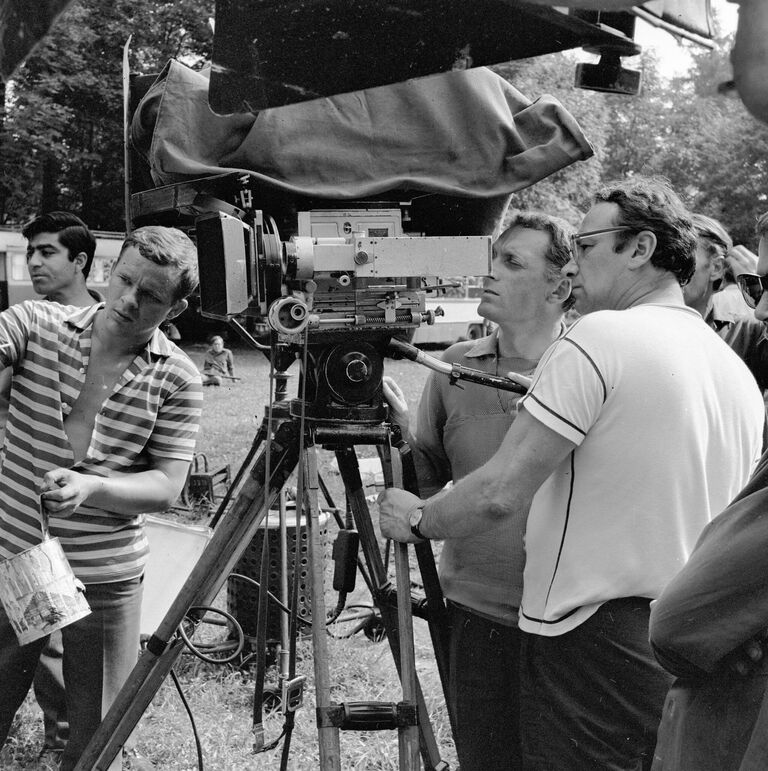 Режиссер-постановщик фильма Первая любовь Василий Ордынский (справа) во время съемок.