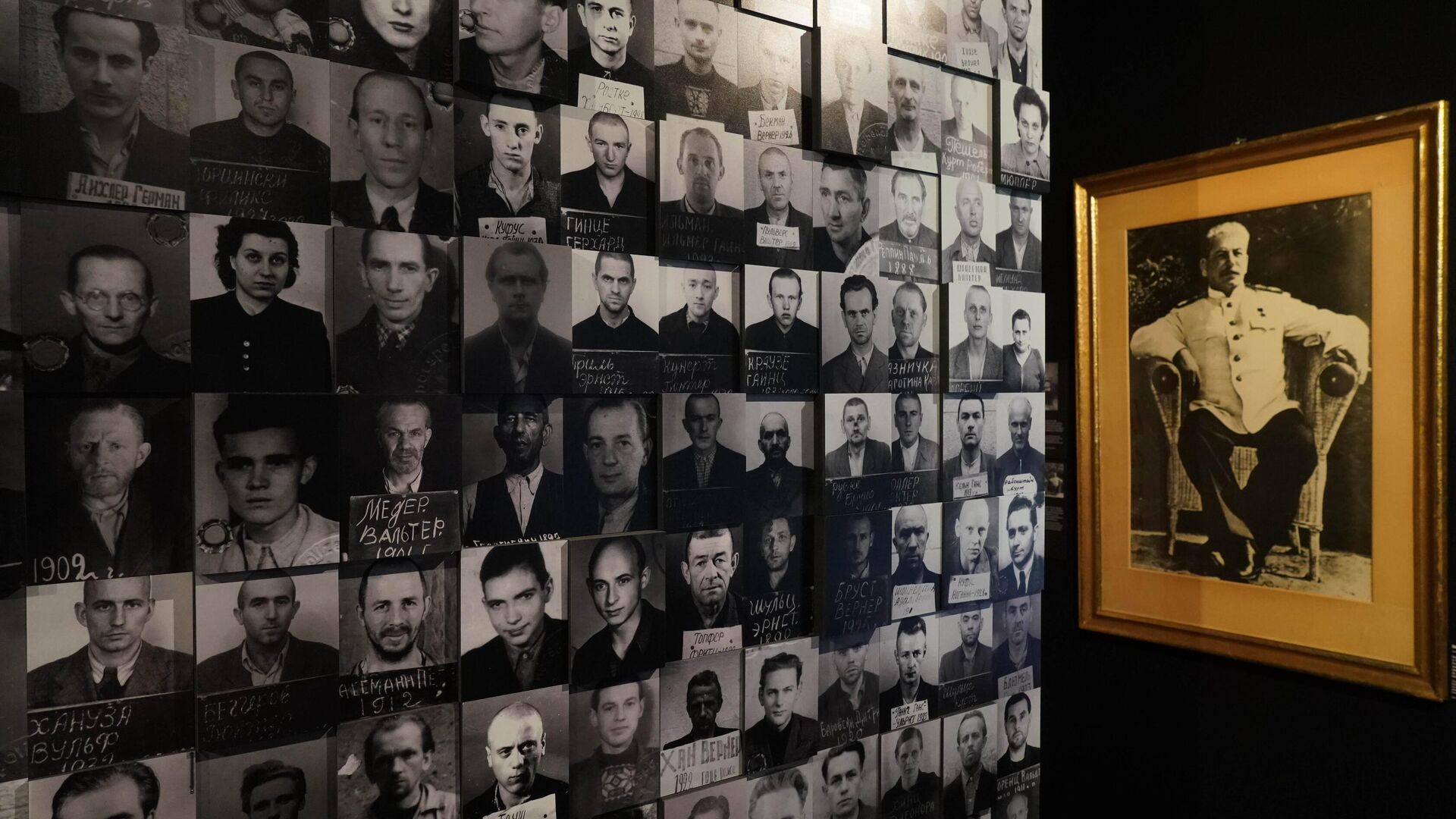 Стенд с фотографиями жертв репрессий в выставочном зале мемориального комплекса Хоэншёнхаузен   - РИА Новости, 1920, 19.09.2023