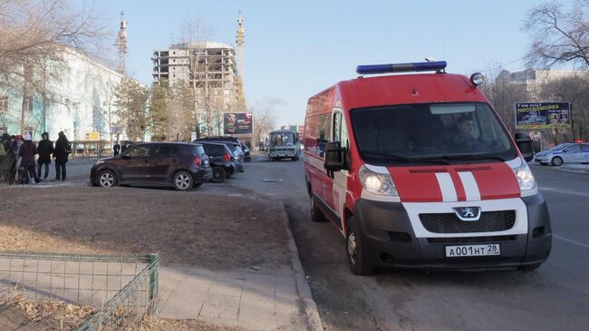 Автомобили правоохранительных органов и МЧС у здания Амурского колледжа строительства и жилищно-коммунального хозяйства в Благовещенске, где произошла стрельба