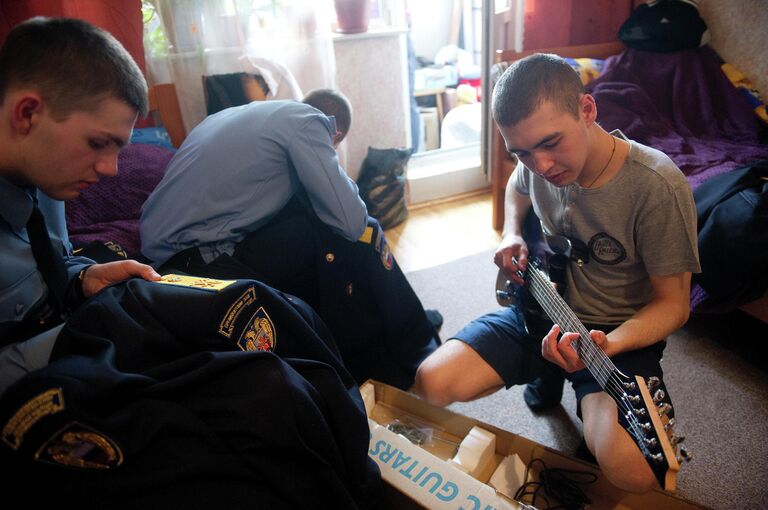 Демобилизованный после службы в Президентском полку Евгений Ендовицкий у себя дома с гитарой.