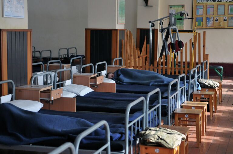 Военнослужащий спит в казарме 15-го киевского полка реактивной артиллерии.