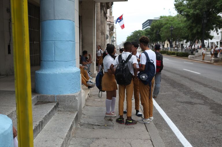 Школьники на улицах Гаваны Школьники на улицах Гаваны