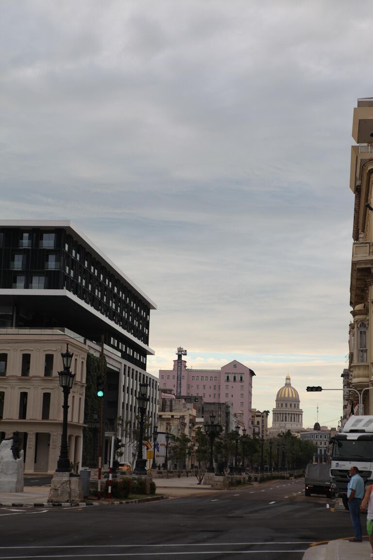 Улицы города, вдали Капитолий Улицы города, вдали Капитолий