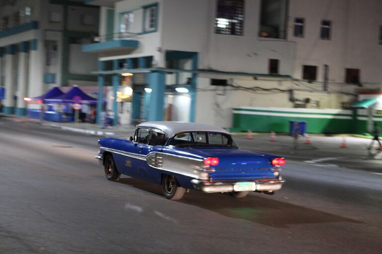 Синий ретро-автомобиль в центре Гаваны Синий ретро-автомобиль в центре Гаваны