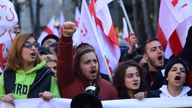 Участники акции протеста в Тбилиси против правящих властей. 17 ноября 2019