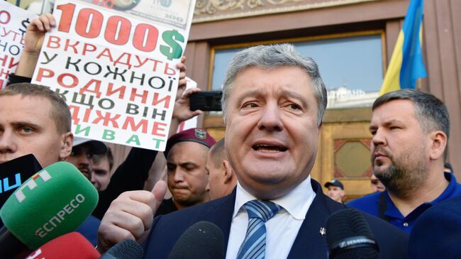 Петр Порошенко у здания Государственного бюро расследований Украины